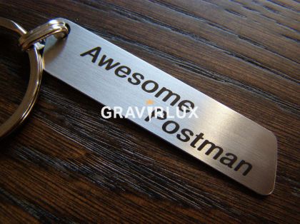 Ключодържател с текст "Awesome Postman" от неръждаема стомана