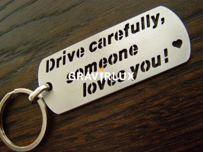 Ключодържател с текст "Drive carefully, someone loves you!" от неръждаема стомана